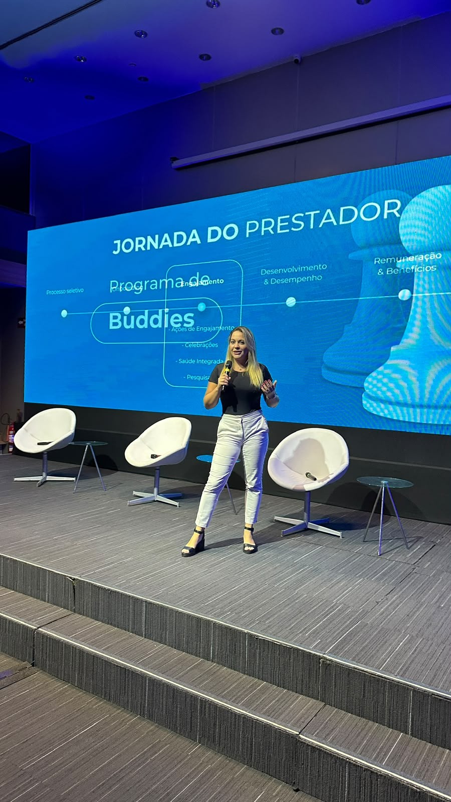 Mulher apresentando em evento presencial